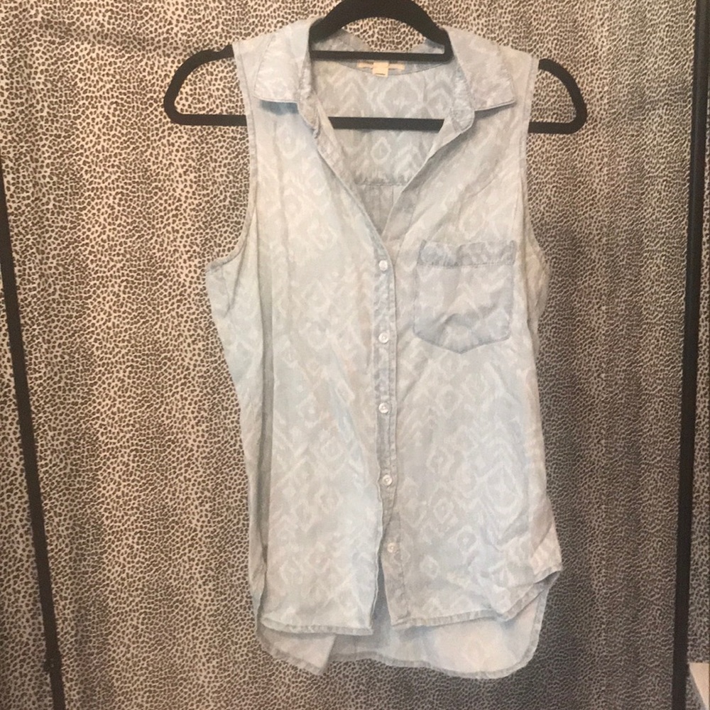 Cloth & Stone Blue Sleeveless Button-down Shirt.